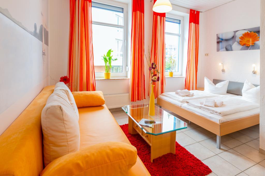 Hotel Am Mueritzhafen Garni Waren  Esterno foto