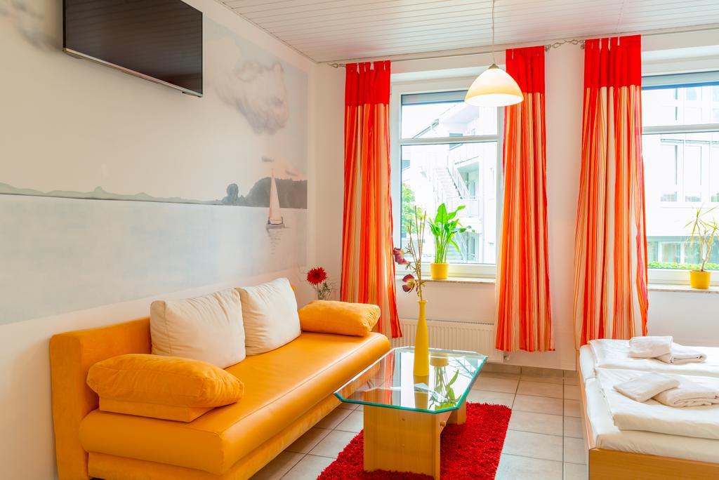 Hotel Am Mueritzhafen Garni Waren  Esterno foto